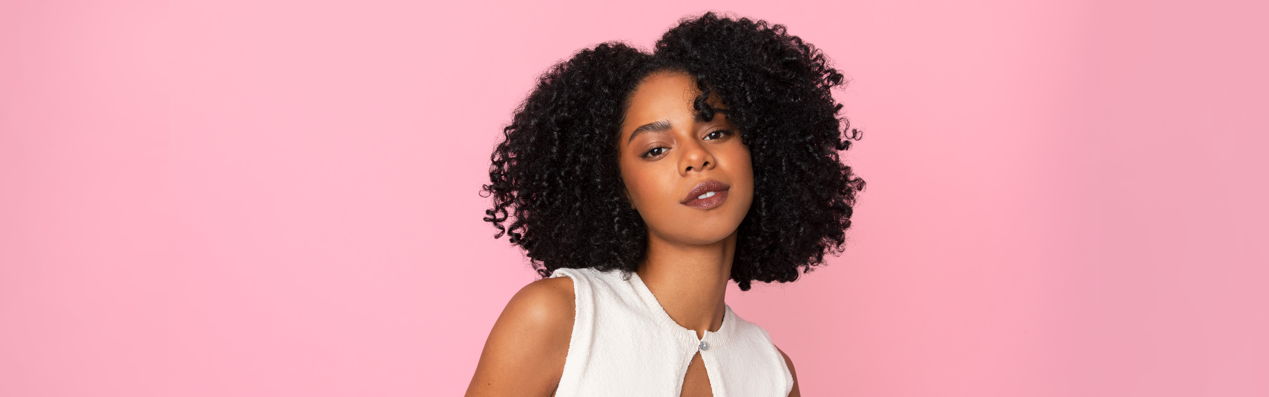 Woman with curly hair after using Diffon Diffuser hair dryer