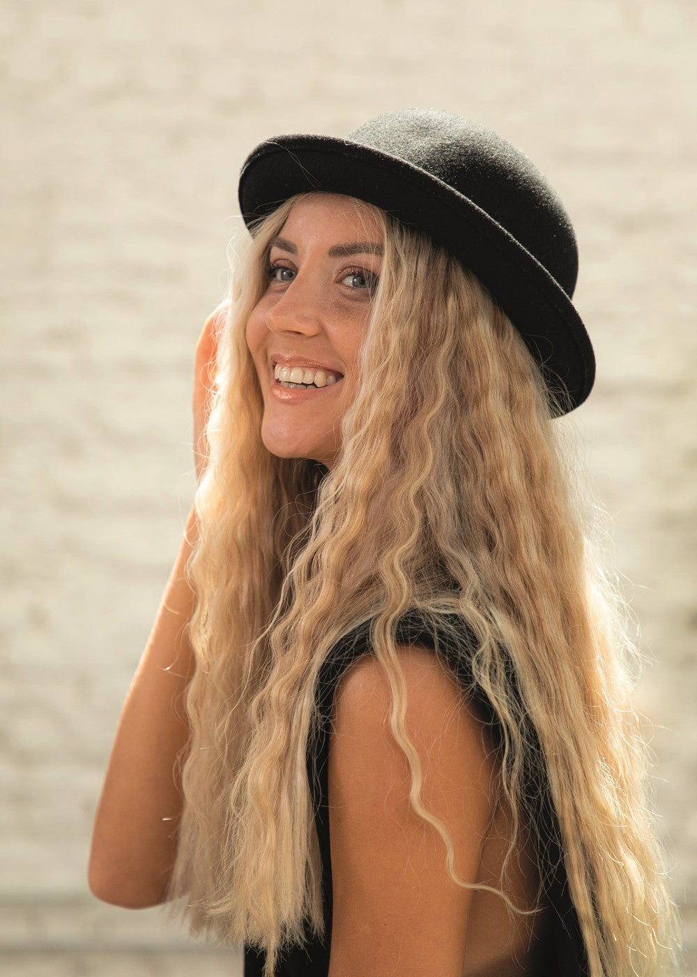 Girl posing with her beach wavy hair