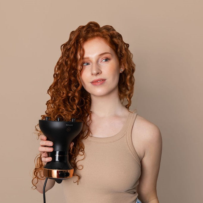 Model using the Bellissima Italia Diffon Ceramic to curl her hair