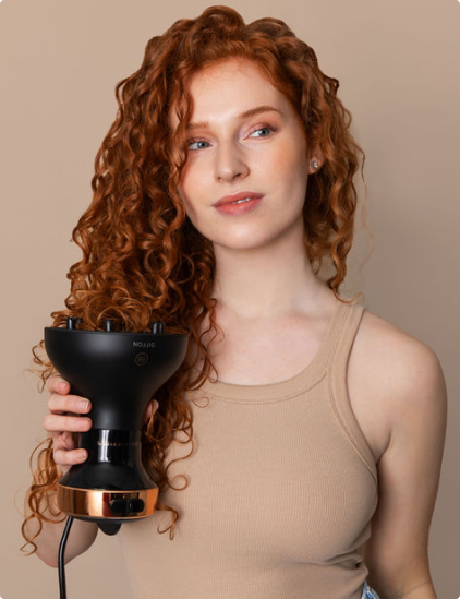 Woman using Bellissima diffuser on her curly hair