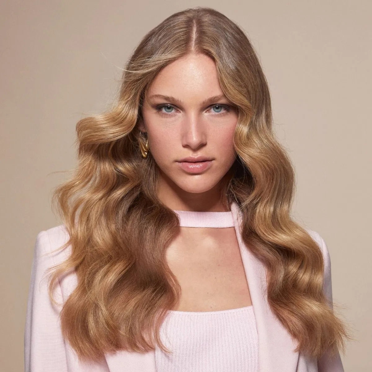 Model after using the Bellissima Glam Waves Hair Wand